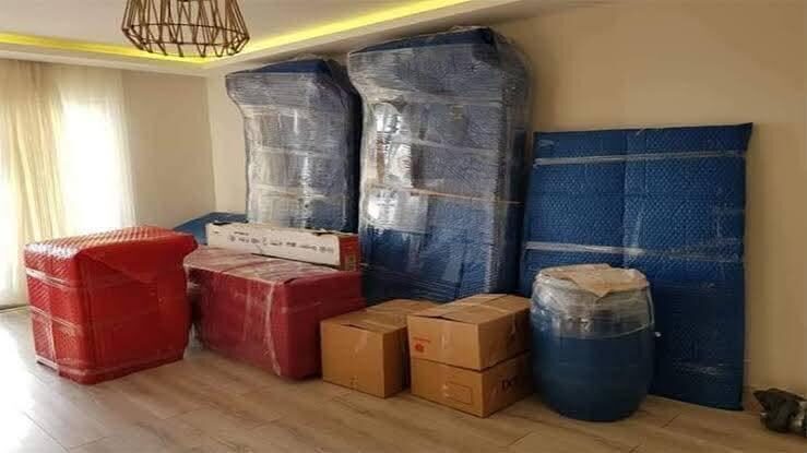 Paketlenmiş koltuk ve mobilyalar